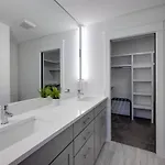 Beautiful Music Townhome Great Location Holiday home *