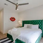 Holiday home Slick Floor Deck Walk To Gulch And Downtown *