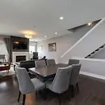 Southside Extraordinaire Walk To Gulch Lux Four Bedroom Holiday home *
