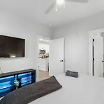 5Min To Dt Pool King Bed Full Gym Parking