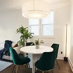 Hall House - Stunning Home With Beautiful Rooftop!