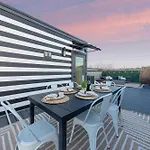 The Bluestem - Stylish Design, Rooftop With Firepit!