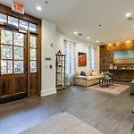 Modern Condo King Bed Free Parking Downtown