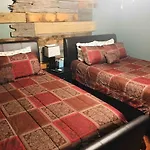 8 Beds! Spacious Abode Ideal For Larger Groups!