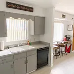 8 Beds! Spacious Abode Ideal For Larger Groups!