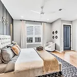 Studio C On Music Row, 4 Min Broadway