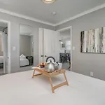 Pearlescence - Private Patios - 4 Mins To Broadway