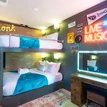 Hyve-Printers Alley-Walk To Broadway