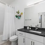 Two Adjacent Homes In 12 South And Belmont Area Sleeps 20 People Holiday home *