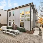 Two Adjacent Homes In 12 South And Belmont Area Sleeps 20 People Holiday home *