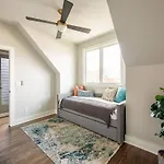 West End Luxe - Outdoor Patio And Rooftop Views Holiday home