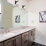 Holiday home West End Luxe - Outdoor Patio And Rooftop Views