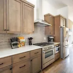 Holiday home West End Luxe - Outdoor Patio And Rooftop Views *