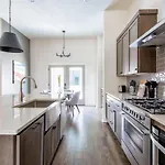 West End Luxe - Outdoor Patio And Rooftop Views Holiday home *