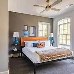 West End Luxe - Outdoor Patio And Rooftop Views Holiday home