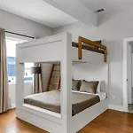 Side-by-side Homes With Hot Tubs - Sleeps Over 20 Guests Holiday home Nashville