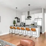 Side-by-side Homes With Hot Tubs - Sleeps Over 20 Guests Holiday home Nashville
