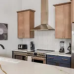 Holiday home Spacious Nash For 12 Guests With Rooftop Views And Hot Tub Nashville