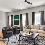 Holiday home Spacious Nash For 12 Guests With Rooftop Views And Hot Tub Nashville