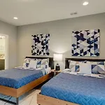 Honky Tonk Hangout - Minutes To Downtown - Rooftop Holiday home *