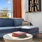 The Southern Lady - Newly Renovated Spacious Patio Holiday home *
