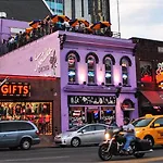 Boots On Broadway In Downtown With Parking, Pool, Gym Apartment