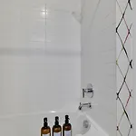 Boots On Broadway In Downtown With Parking, Pool, Gym Apartment *