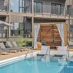 Apartment Boots On Broadway In Downtown With Parking, Pool, Gym *