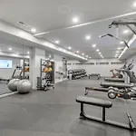 Boots On Broadway In Downtown With Parking, Pool, Gym Apartment *