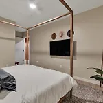 Boots On Broadway In Downtown With Parking, Pool, Gym *