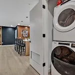 Boots On Broadway In Downtown With Parking, Pool, Gym Apartment