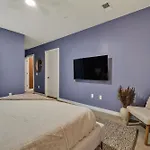 Boots On Broadway In Downtown With Parking, Pool, Gym Apartment *