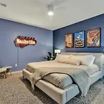 Boots On Broadway In Downtown With Parking, Pool, Gym Apartment *