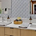 Apartment Boots On Broadway In Downtown With Parking, Pool, Gym *