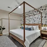 Boots On Broadway In Downtown With Parking, Pool, Gym Apartment