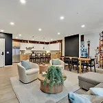 Boots On Broadway In Downtown With Parking, Pool, Gym Apartment Nashville