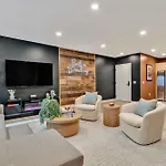 Boots On Broadway In Downtown With Parking, Pool, Gym *