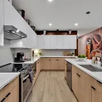 Apartment Boots On Broadway In Downtown With Parking, Pool, Gym