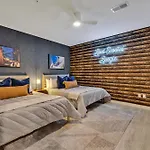 Boots On Broadway In Downtown With Parking, Pool, Gym Apartment *