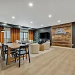 Boots On Broadway In Downtown With Parking, Pool, Gym Apartment