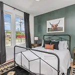 Rodeo-Rooftop Patio-Skyline Views-Near Broadway