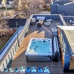 4 Rooftop Decks 4 Hot Tubs Game & Sauna Holiday home Nashville