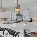 Large Home With Rooftop And Views Sleeps 12