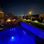 2mi Downtown Hot Tub Balcony 4 King Beds *
