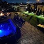 2mi Downtown Hot Tub Balcony 4 King Beds Holiday home Nashville
