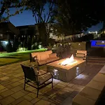 2mi Downtown Hot Tub Balcony 4 King Beds Holiday home *