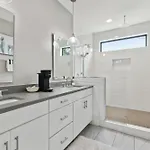 Holiday home 2mi Downtown Hot Tub Balcony 4 King Beds Nashville