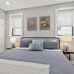 2mi Downtown Hot Tub Balcony 4 King Beds *