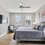 2mi Downtown Hot Tub Balcony 4 King Beds Nashville