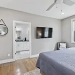 2mi Downtown Hot Tub Balcony 4 King Beds * Nashville